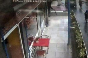 Kuyumcuya giren silahlı kişiler dehşet sa&ccedil;tı