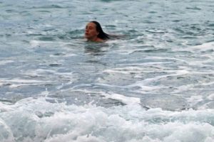 D&uuml;nyaca &uuml;nl&uuml; sahilde denize bir tek o girdi