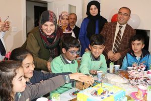 G&uuml;neşe &ccedil;ıkamayan &ouml;ğrenciye doğum g&uuml;n&uuml; s&uuml;rprizi