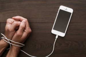 Telefon bağımlılığı bu hastalığın habercisi