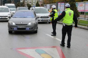 Yayalara yol vermeyen s&uuml;r&uuml;c&uuml;lere 488 TL ceza