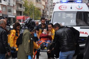 Kaza yapan otomobillerin arasında kalarak yaralandı