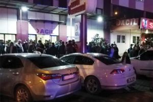 Hastane i&ccedil;erisinde silahlı kavga! Yaralılar var...