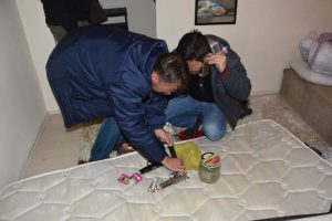 Uyuşturucu ve silah operasyonu: 2 g&ouml;zaltı