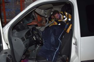 Hafif ticari ara&ccedil;, park halindeki ara&ccedil;lara &ccedil;arptı: 1 &ouml;l&uuml;, 1 yaralı