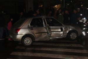 İki otomobil kavşakta &ccedil;arpıştı! Yaralılar var