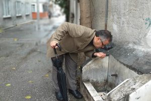 Bursa'da arsasından &ccedil;ıkan suyu, mahalledeki &ccedil;eşmelere &uuml;cretsiz akıtıyor