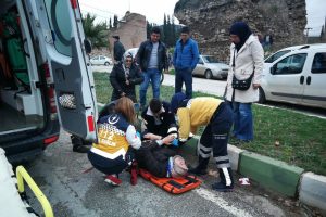 Bursa'da motosikletle kamyonet &ccedil;arpıştı: 1 yaralı