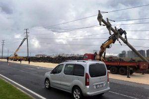 Aşırı yağış Diyarbakır'da elektrik direklerini devirdi