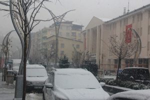 Hakkari kent merkezinde kar yağışı başladı