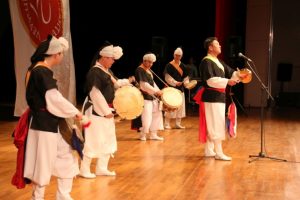 NEV&Uuml;'de Kore geleneksel m&uuml;zik ve dans g&ouml;sterisi b&uuml;y&uuml;k ilgi g&ouml;rd&uuml;