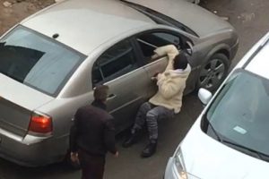 Gen&ccedil; kadını, otomobille metrelerce s&uuml;r&uuml;kledi