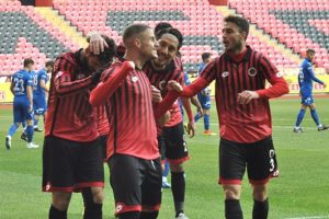 Gen&ccedil;lerbirliği gol oldu yağdı!