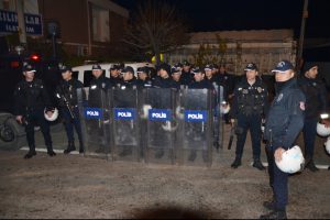 Polise taşlı ve sopalı saldırı: 7 g&ouml;zaltı