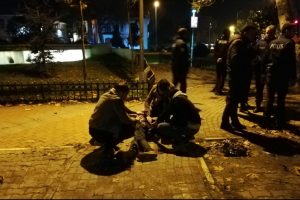 İstanbul'da bı&ccedil;aklı kavga:1 yaralı