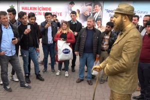 Bursa'da şaşırtan 'canlı heykel' gösterisi