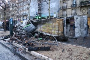Paris'te sokaklar savaş alanına döndü