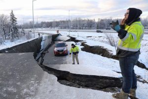 Alaska 7 büyüklüğündeki depremin yaralarını sarıyor