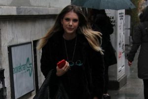 &Uuml;nl&uuml; oyuncunun Yasak Elma memnuniyeti