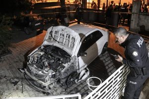 Park halindeki otomobile EYP'li saldırı