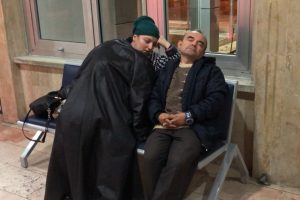 Bursa'da 8 aylık hamile kadın ve eşi soğuktan korunmak için hastanede yatıp kalkıyor