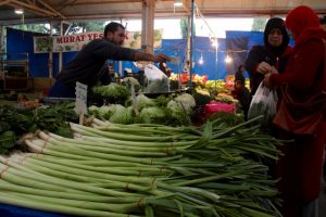 Bursa'da köylü pazarında yörede yetişmeyen ürünleri satmak yasak
