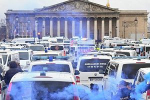 Fransa'da ambulans şoförleri de sokağa döküldü