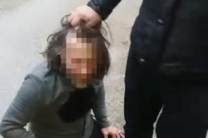 Bursa'da kız çocuğuna taciz şüphelisini dövüp polise teslim ettiler