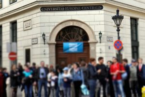 Soros'un Budapeşte'deki üniversitesi Viyana'ya taşınıyor