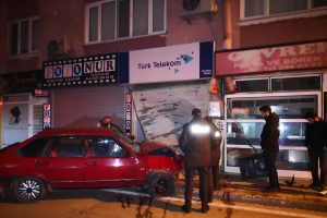 Bursa'da kontrol&uuml;n&uuml; kaybeden otomobil telefoncu d&uuml;kkanına daldı