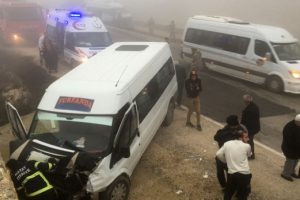 İki minib&uuml;s &ccedil;arpıştı: 13 yaralı