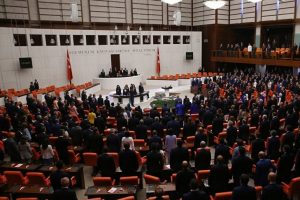 AK Partili vekillerin şikayetine 'anlat derdini bakan yardımcısına' form&uuml;l&uuml;!