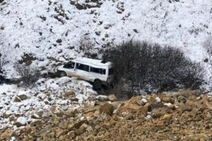 İki k&uuml;&ccedil;&uuml;k &ccedil;ocuk bu ara&ccedil;tan &ccedil;ıkıp k&ouml;ye kadar y&uuml;r&uuml;d&uuml;!
