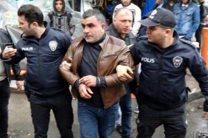 Boşanma davası &ouml;ncesi aileler kavga etti