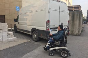 Bursa'da engelli memur duyarsız sürücülerden dert yandı