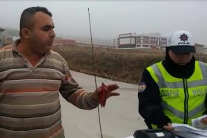 &Ouml;nce tepki g&ouml;sterdi, ardından teşekk&uuml;r etti