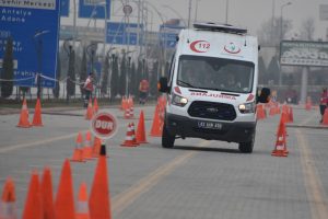 Sağlık g&ouml;revlileri 'Ambulans Rallisi'nde yarıştı