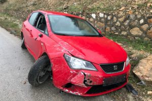 Seyir halinde otomobil kontrolden &ccedil;ıktı, 1 yaralı