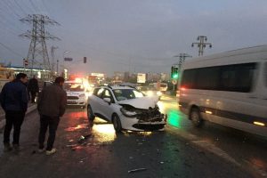 Beton mikserine arkadan &ccedil;arpan otomobilde 2 kişi yaralandı