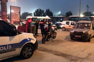 Hafif ticari ara&ccedil;la yunus timi motosikletleri &ccedil;arpıştı!
