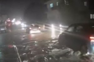 Cadde ve sokakları su bastı