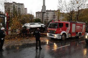 Servis minibüsü ağaca çarpıp, devrildi: 14 yaralı