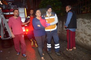 Elektrik kontağından &ccedil;ıkan yangın evi k&uuml;le &ccedil;evirdi