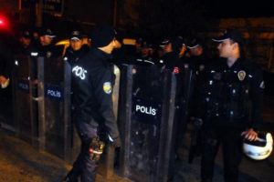 Polise taş ve sopayla saldırmışlardı ! Şoke eden detaylar ortaya &ccedil;ıktı