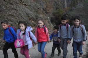 Servisten yararlanamayan &ouml;ğrencilerin yol &ccedil;ilesi