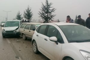 Bursa'da 6 ara&ccedil; k&ouml;pr&uuml; &uuml;zerinde birbirine girdi