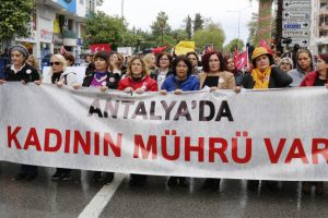Antalya'da kadınlar hakları i&ccedil;in y&uuml;r&uuml;d&uuml;