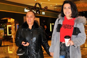 Anne ile el ele alışveriş