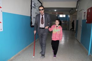 Kendisi k&uuml;&ccedil;&uuml;k y&uuml;reği b&uuml;y&uuml;k &ouml;ğrenci