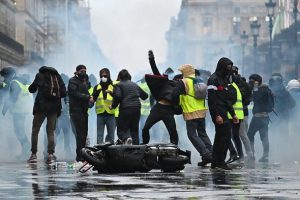 Fransa'da akaryakıt istasyonlarında yakıt sorunu yaşanıyor